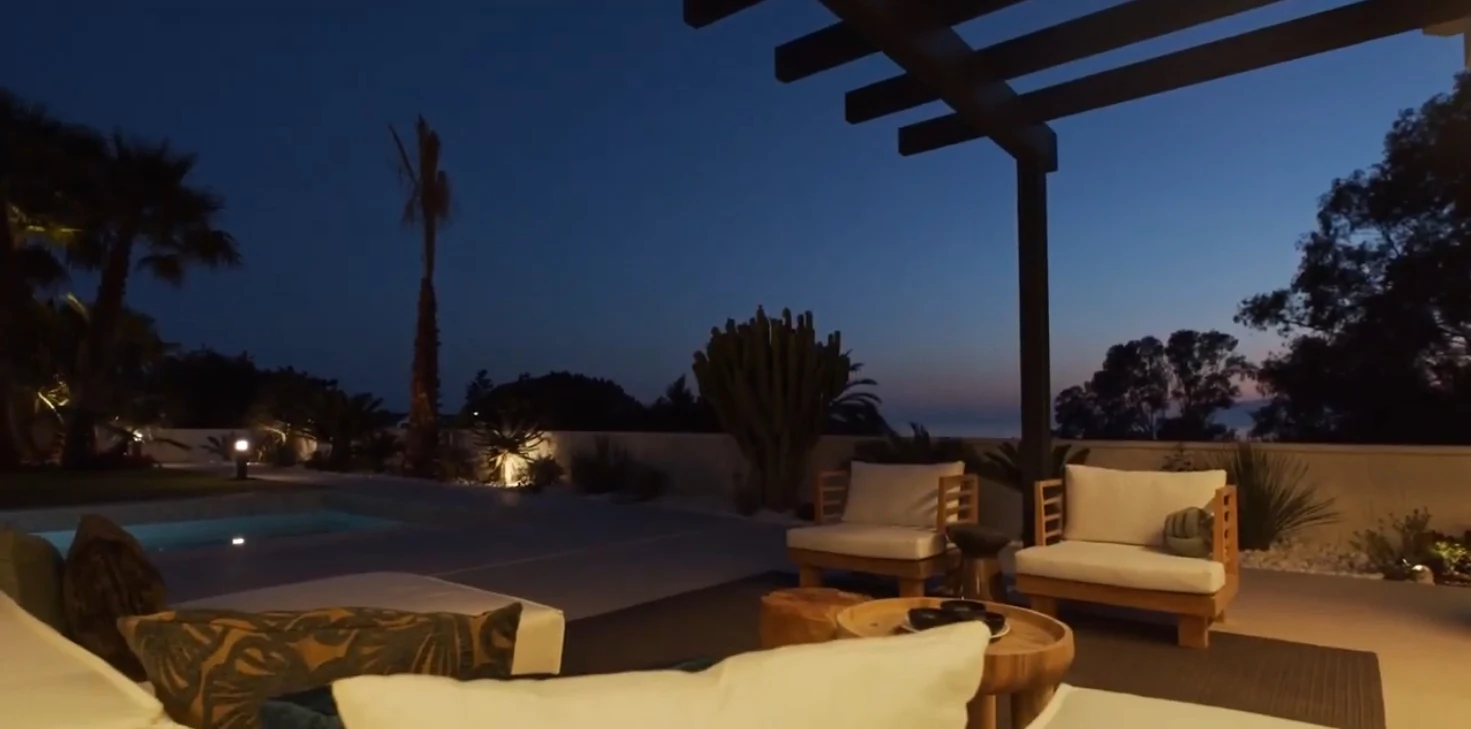18 Photos vs. Modern villa close to the beach in Elviria, Marbella vs. Interior Design Tour