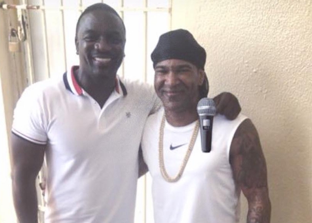 Akon visita a Omega en la cárcel Akon visita a Omega en la cárcel