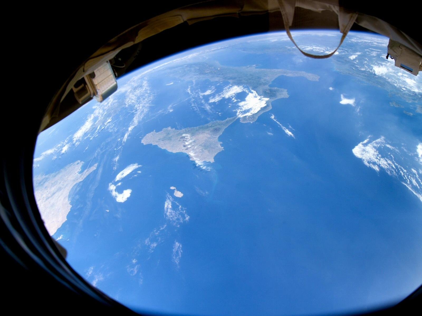 Вид из иллюминатора на землю. Вид из иллюминатора в космосе. Вид из иллюминатора в космосе. Виды космических кораблей. Увидев в иллюминаторе голубую землю и совершенно.
