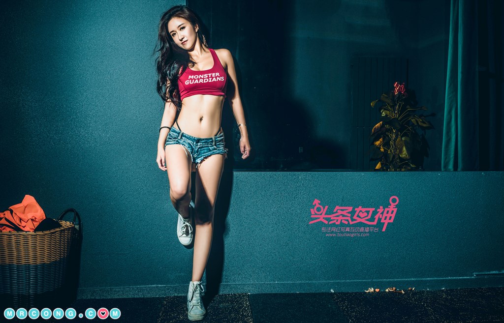 TouTiao 2018-01-02: Janny Model (17 pictures)