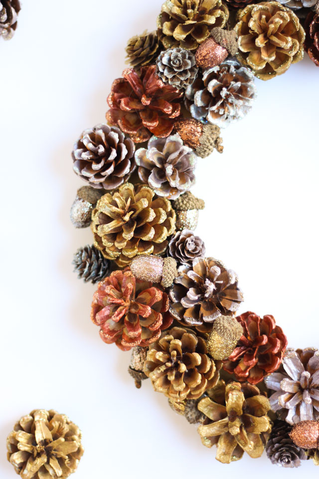 Pinecone craft idea - paint them metallic colors and edge with glitter glue - so pretty! Pinecone craft idea - paint them metallic colors and edge with glitter glue - so pretty!