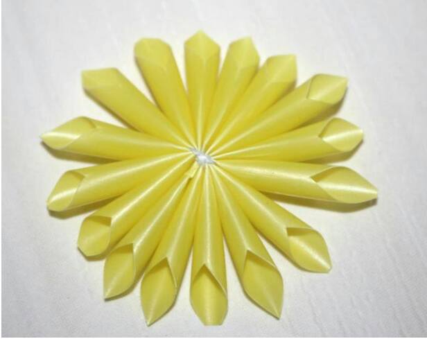  Cara  membuat  bunga  matahari yang cantik dari  sedotan  plastik
