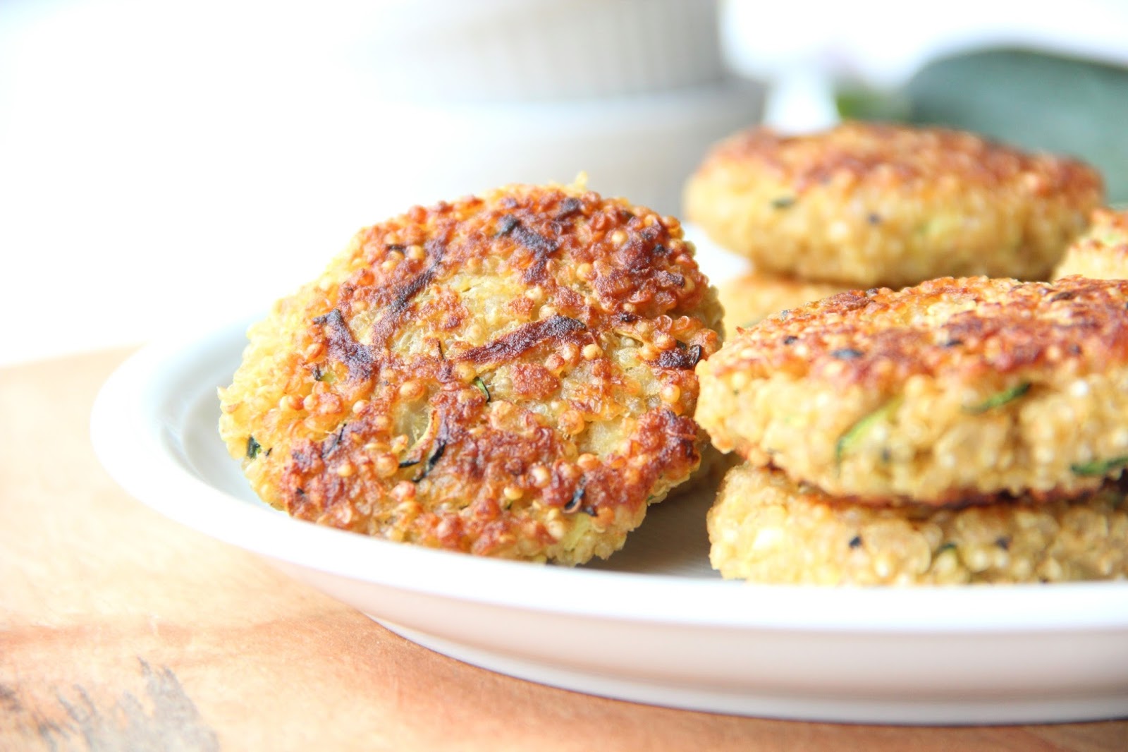 QuinoaZucchiniBratlinge mit TahiniMayonnaise Kirschbiene kocht