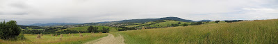 Panorama na zachód z polnej drogi schodzącej z Maciejowej. Panorama na zachód z polnej drogi schodzącej z Maciejowej.