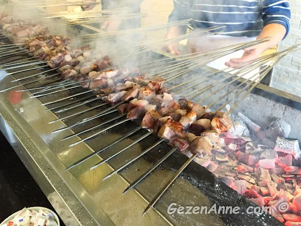 Adana'daki Ciğerci Birbiçer'de ciğer kebabı pişerken