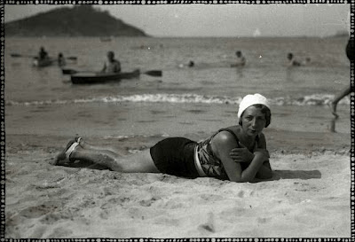 foto antigua de bañista tumbada en arena en playa de san sebastian