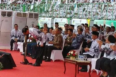 Jokowi Janji Tak Akan Hapus Tunjangan Sertifikasi