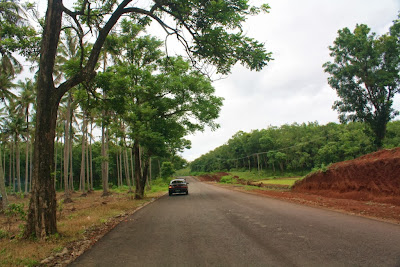 Kondisi jalan menuju Pamaeungpeuk via Cipatujah Tasikmalaya. Kondisi jalan menuju Pamaeungpeuk via Cipatujah Tasikmalaya.