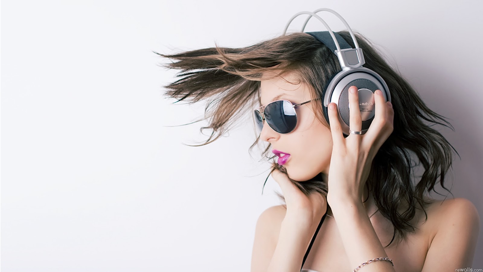 Ultimate Online Gallery Beautiful Girl With Headphones