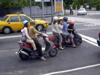 台湾ではスクーターの「2 - 4人」乗りがザラ！