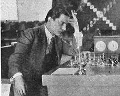 Esteban Canal jugando ajedrez