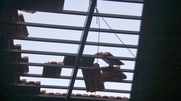 “Nghi án” máy bay hạ cánh làm tốc ngói nhà dân 