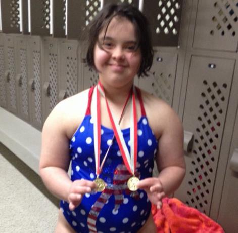 Hija de Albert Pujols gana dos medallas de oro en Olimpiadas Especiales de natación