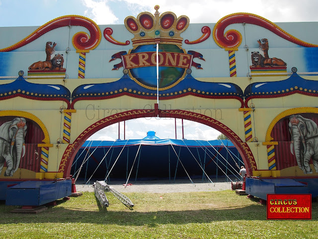 Vue du montage du chapiteau au travers de l'énorme façade du Circus Krone, 2012