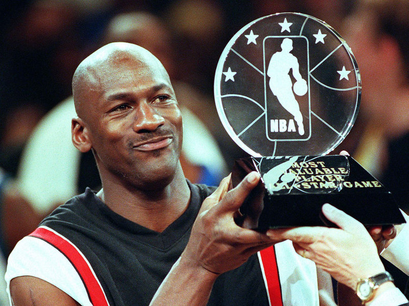 4b Noticias Michael Jordan regresa al baloncesto.