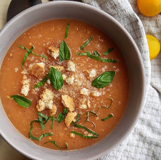 Soupe healthy de tomate ail et oignon façon gaspacho charlotte and cooking 
