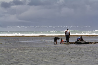 Pantai Sindangkerta dengan pantai dangkal dan mendatar. Pantai Sindangkerta dengan pantai dangkal dan mendatar.