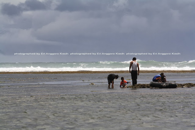 Pantai Sindangkerta dengan pantai dangkal dan mendatar. Pantai Sindangkerta dengan pantai dangkal dan mendatar.