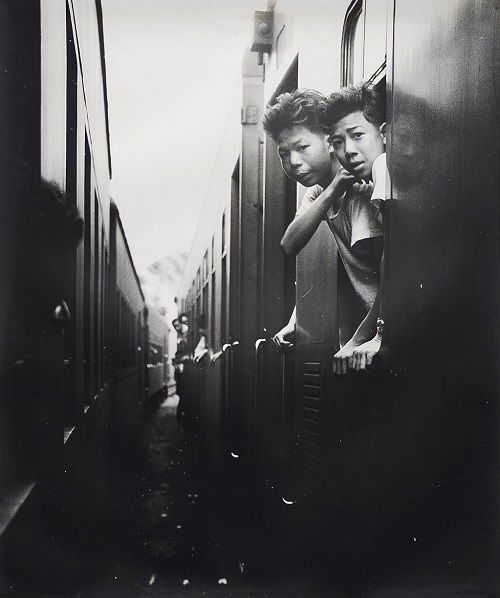 Foto: Yau Leung - "Train Junction (Ma Liu Shui)", 1963. Foto: Yau Leung - "Train Junction (Ma Liu Shui)", 1963. // imagenes chidas, historicas, bellas, hong kong antiguo, blanco y negro, cool pictures, vintage photos.