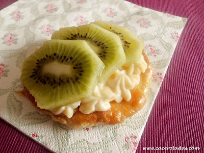 Tartaletas de hojaldre con crema pastelera y kiwi
