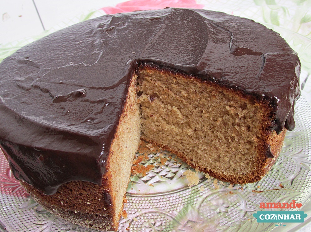 Calda Para Bolo De Banana Depois De Pronto Bolo De Banana E Canela Com Cobertura De Chocolate Amando Cozinhar Receitas Faceis E Rapidas