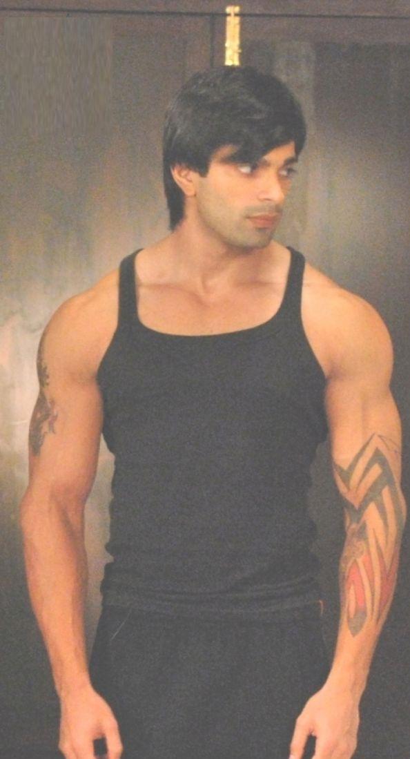 Shirtless Bollywood Men: Karan Singh Grover