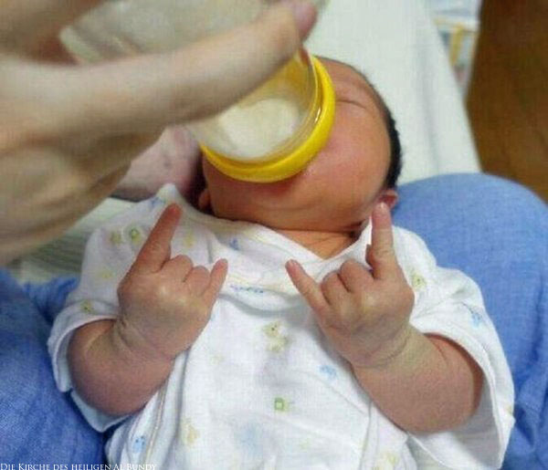 Neugeborenes Heavy Metal Baby bekommt Fläschchen lustig