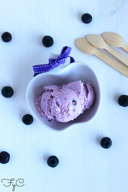 Helado de yogur con arandanos
