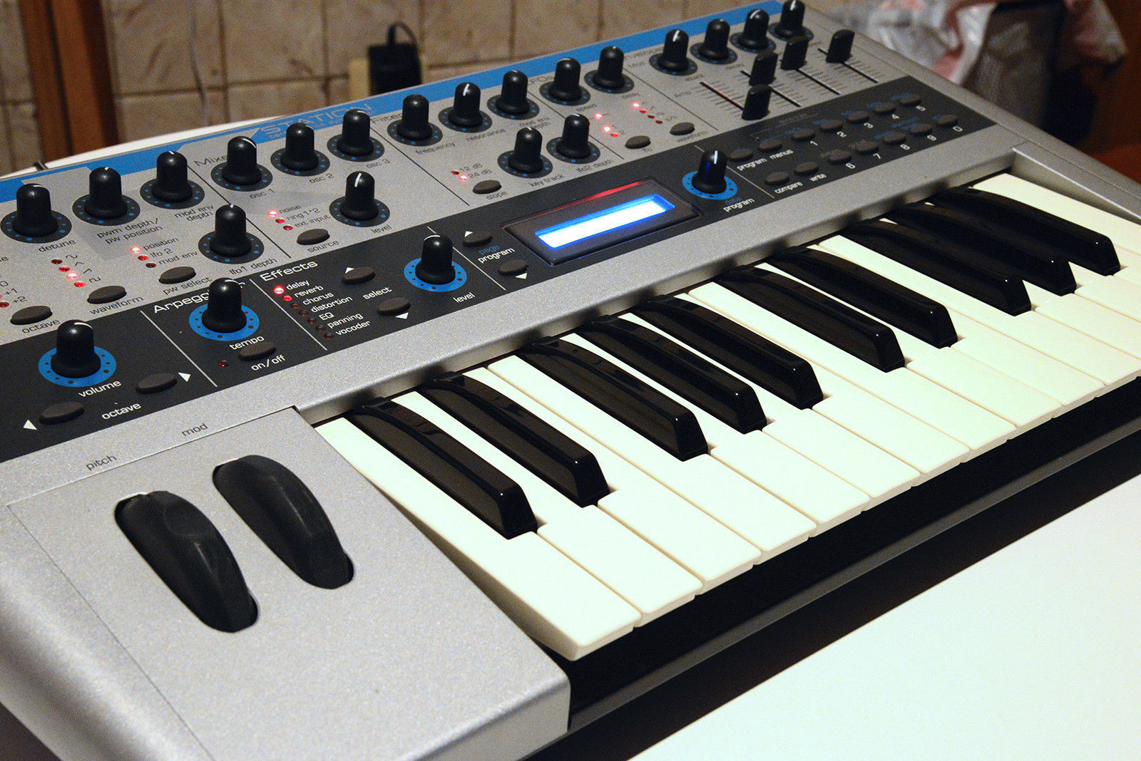 Синтезатор novation. Синтезатор аналоговый мини роланд. Синтезатор medeli m311. Корг аналоговый синтезатор. Синтезатор бот.