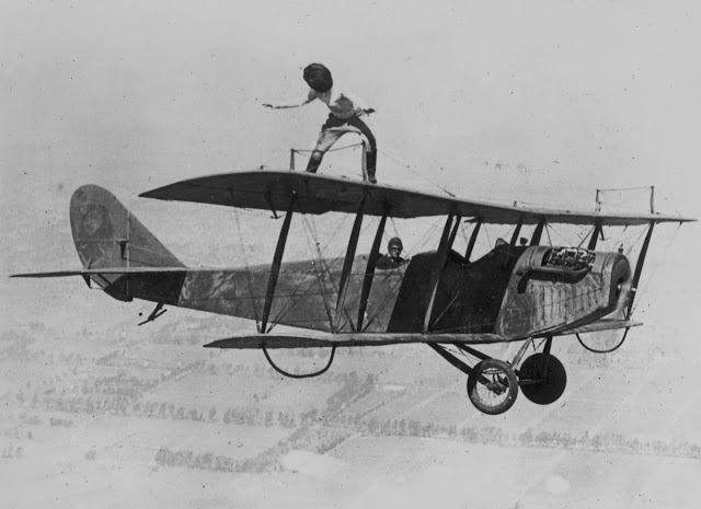 Wing Walking, acrobacias aéreas década 1920