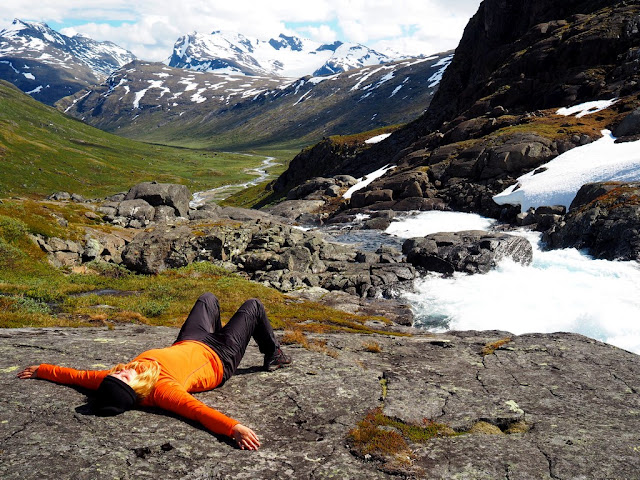 Slunění u jezera v Jotunheimen sluníčko, příroda, trek, kameny, Jotunheimen, Norsko, opalování