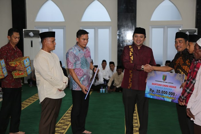 Safari Ramadhan Di Masjid Agung Kalianda, Gubernur Lampung Beri Bantuan Dana Hibah Rp40 Juta.