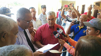COORDINADORA PROCONSTRUCCION NUEVO HOSPITAL PARA NAGUA ENTREGAN DOCUMENTO A GOBERNADOR