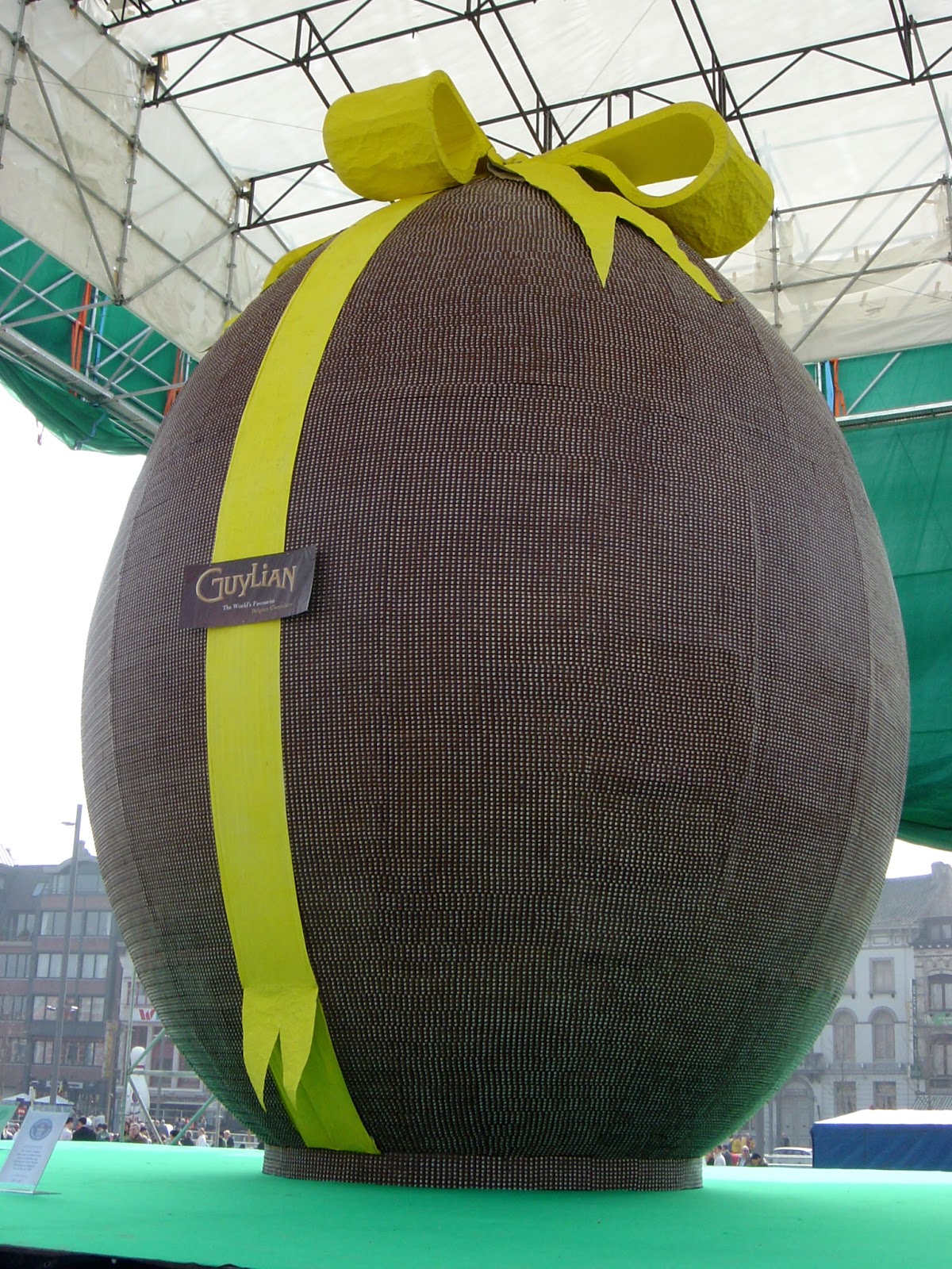 Record-Biggest-Chocolate-Easter-Egg-Belg