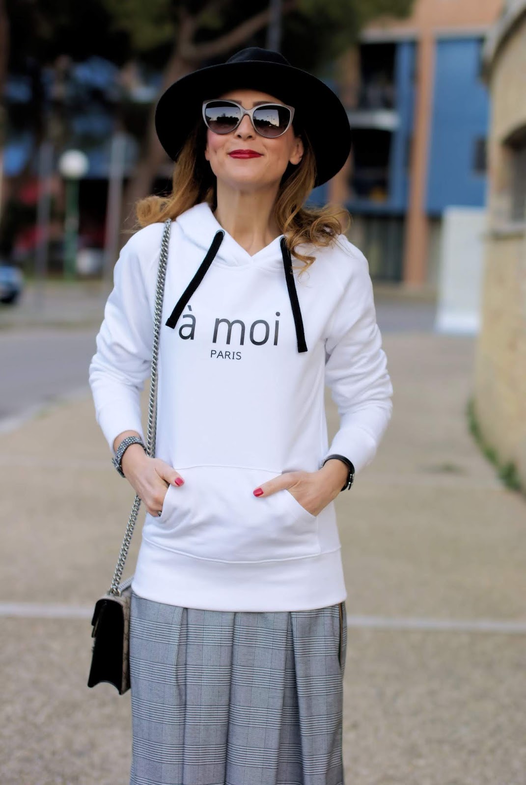 A Moi Paris: my easy daytime look with a white hoodie on Fashion and Cookies fashion blog, fashion blogger