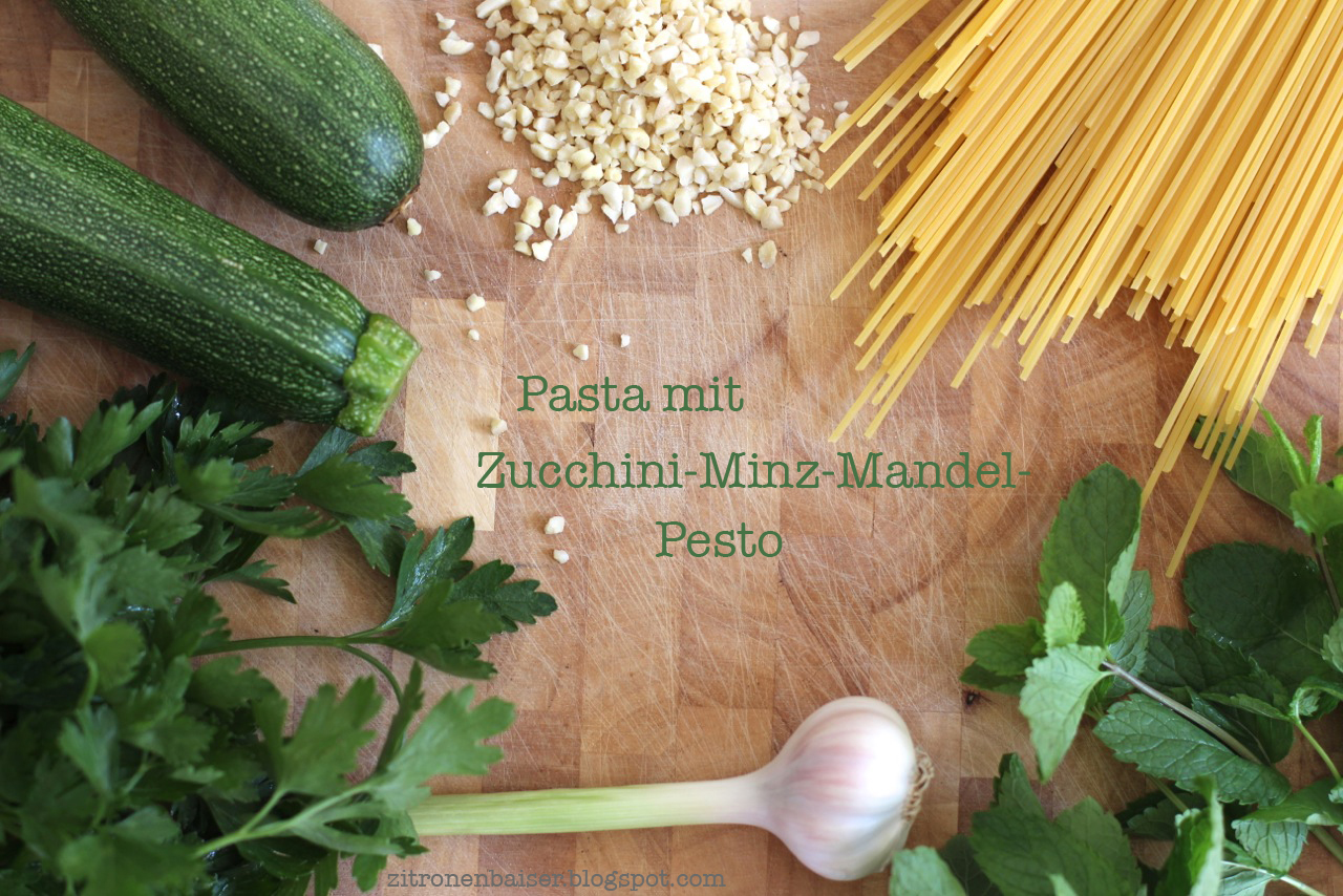 Zitronenbaiser: Pasta mit Zucchini-Minz-Mandel-Pesto