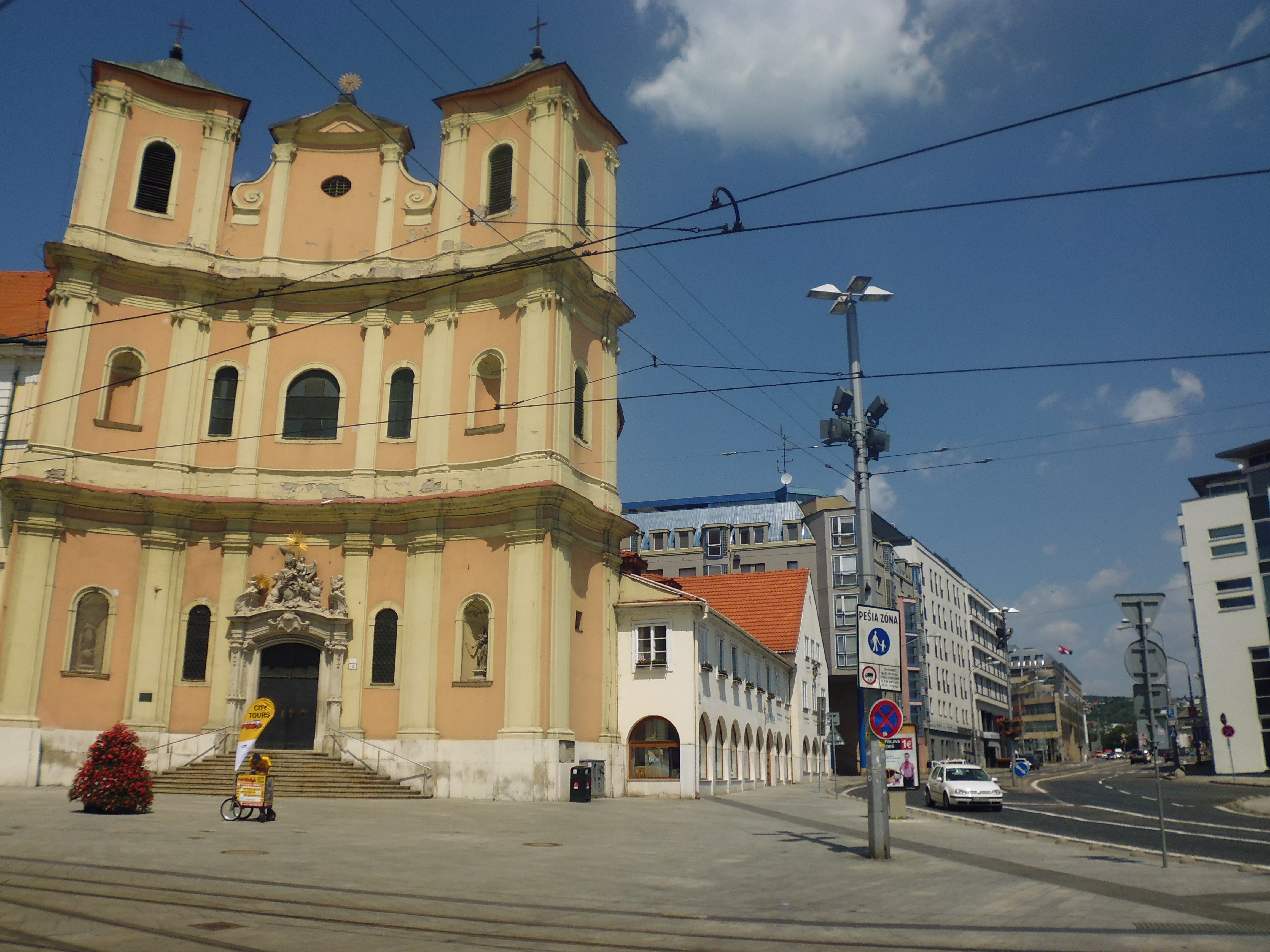 Katedrála sv. Jána a sv. Felixa z Valois (Catedral de San Juan de Mata y San Félix de Valois) (Bratislava) (Eslovaquia) (@mibaulviajero)
