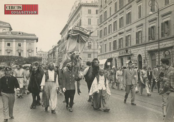 Parade du cirque Darix Togni dans les rues d'une ville Italienne 