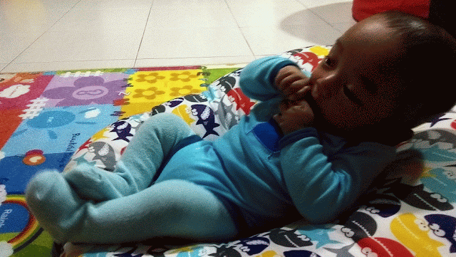 animasi bayi lelaki 4 bulan buat sit-up. perkembangan bayi 4 bulan 9 hari.