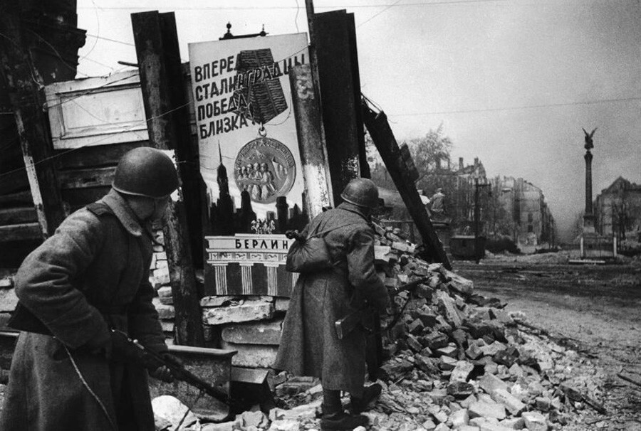Shocking Pictures Of WWII Captured By Soviet Photographer (Graphic Content)