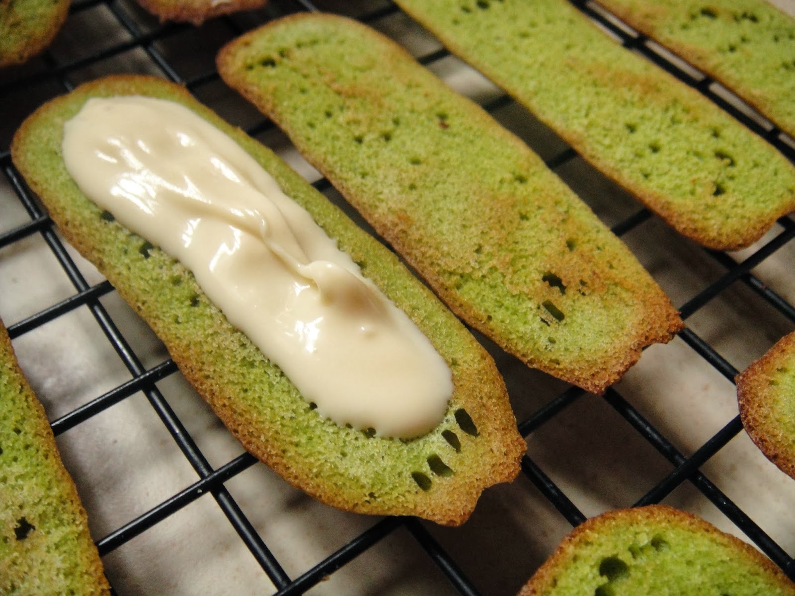 Arôme Framboises Langues de chat au thé matcha & chocolat blanc (recette de Philippe Conticini)