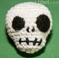 http://translate.google.es/translate?hl=es&sl=en&u=http://ribbelmonster.com/amigurumi-crochet-skull&prev=search