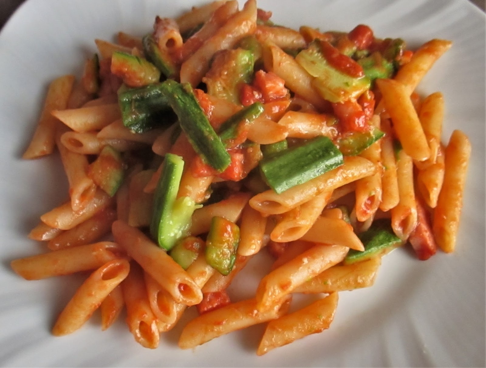 FANTASIE IN FORNO PENNE ZUCCHINE, SUGO E PANCETTA AFFUMICATA
