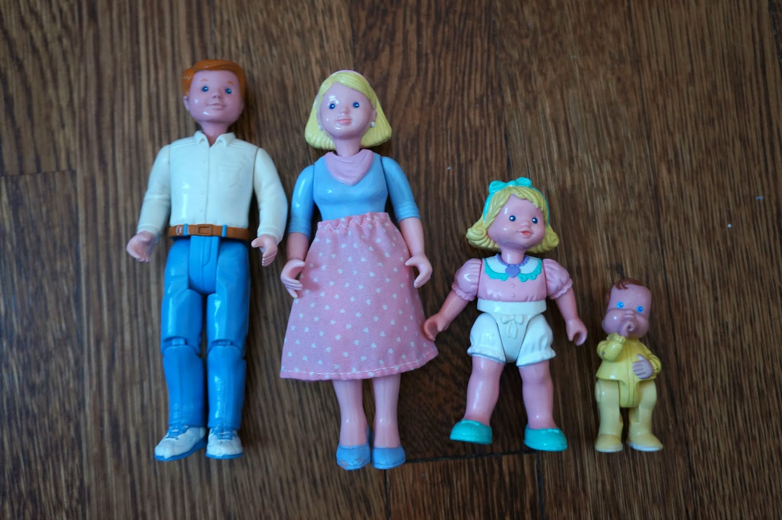 Купить игрушку папа. Кукла Fisher Price Винтаж. Маленькие куклы семья. Мама и папа игрушки.