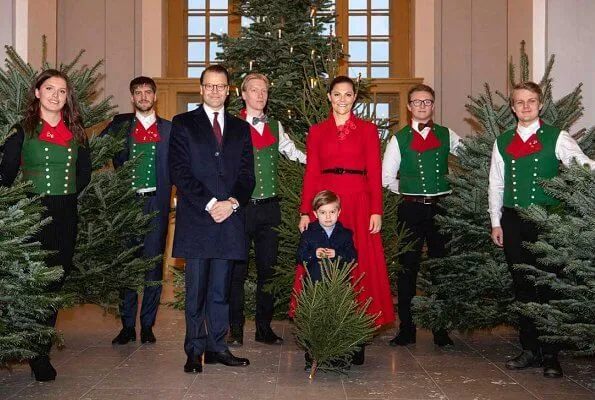 Crown Princess Victoria, Prince Daniel and Prince Oscar received Christmas trees. Victoria wore a red skirt and jacket