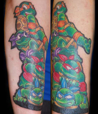 Tatuaje de las Tortugas Ninja saliendo de las alcantarillas