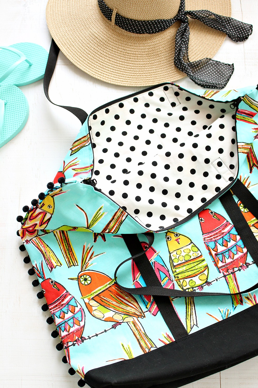 DIY Beach Tote with Zipper Closure + Pom Pom Trim | Sewing Tutorial from Dans le Lakehouse DIY Beach Tote with Zipper Closure + Pom Pom Trim | Sewing Tutorial from Dans le Lakehouse