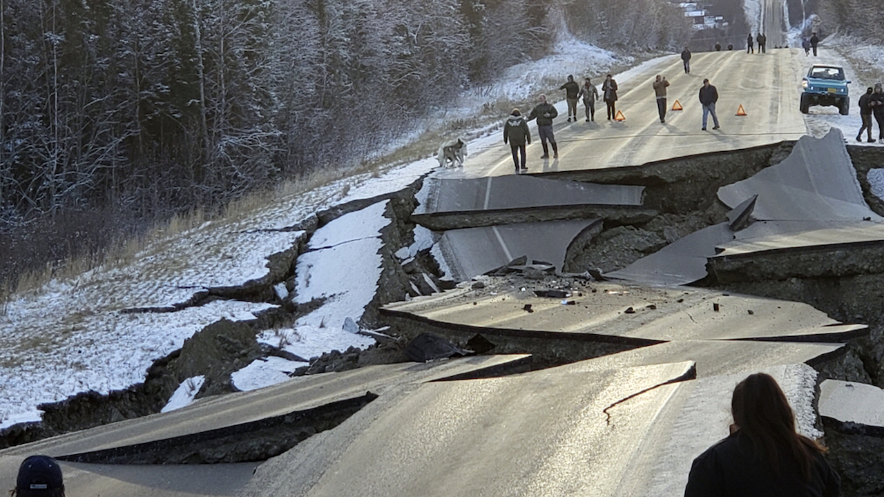 Землетрясение пути. Землетрясение на Аляске 1964. ЦУНАМИ на Аляске 1964. Землетрясение в Аляске в 1964 году.