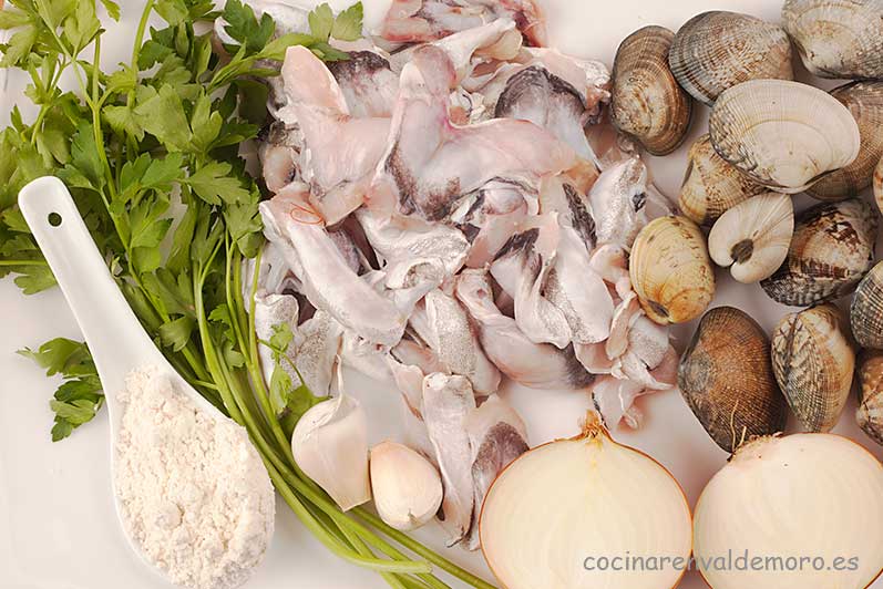 Ingredientes: cocochas, almejas, cebolla, harina, ajo, perejil, ...
