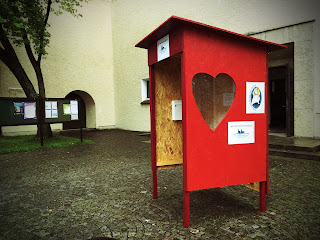 Herzhuette vor der Heilig Geist Kirche in Schondorf